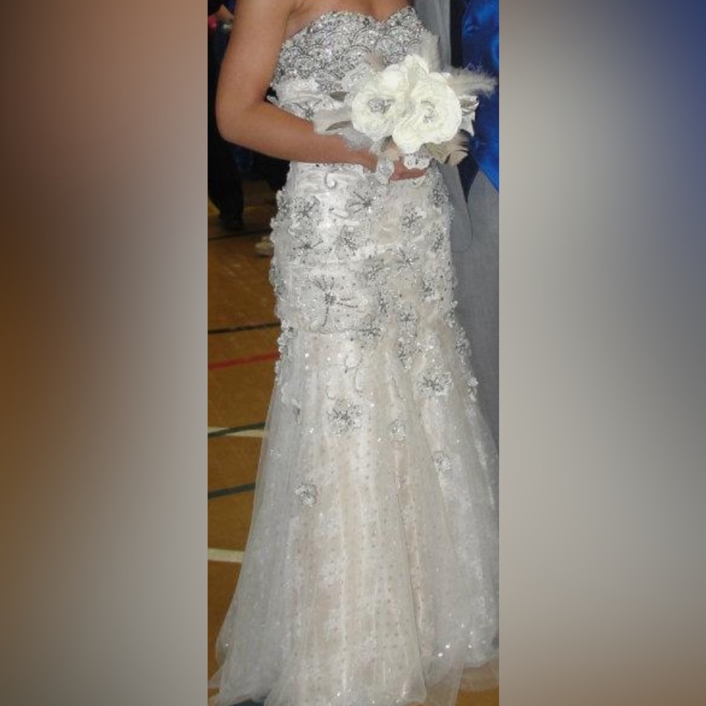 Claudine dress size 4- cute for prom!